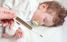 Mùa hè cảnh giác với sốt virus ở trẻ em
