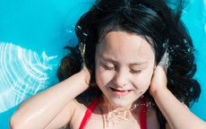 Ù tai sau khi bơi do đâu và cách xử trí đúng