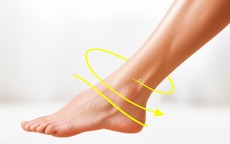 Hướng dẫn xoay cổ chân 5 phút mỗi ngày giúp tăng tuần hoàn, giảm cứng khớp