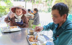 Giá thực phẩm tăng, quán cơm 2.000 đồng vẫn 'giữ lửa' vì người nghèo