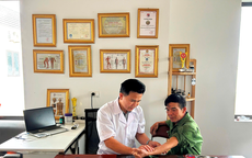 Y sĩ với tâm huyết 'giữ lửa' y học cổ truyền