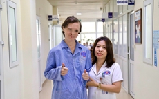 Từ nguy cơ liệt nửa cơ thể, nữ bệnh nhân người Nga tự đi lại sau ca mổ u não tại Việt Nam