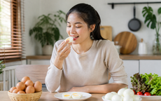 Lưu ý cho những người hay ăn trứng luộc hàng ngày
