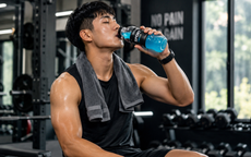 Tập luyện ngày hè: Khi nào nên dùng đồ uống thể thao thay vì nước lọc?