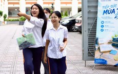 Sĩ tử rạng rỡ rời trường thi môn Toán vì làm bài như ý