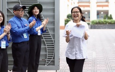 Sau môn thi cuối cùng, sinh viên tình nguyện gửi lời động viên tới hàng nghìn sĩ tử