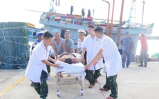 Cấp cứu kịp thời một ngư dân bị dây kéo lưới cắt đứt cẳng chân và rơi xuống biển