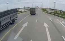 Video xe con tông xe tải rồi cùng lao xuống mương 