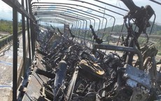 Ô tô tải chở xe máy bốc cháy dữ dội khi qua cầu cầu Bến Thủy 2
