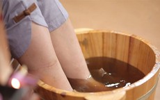 Tác dụng khi ngâm chân nước muối gừng 15 phút mỗi tối