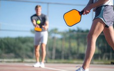 Chơi pickleball giữa trời nắng nóng, cơ thể phải cùng lúc chịu 2 nguy cơ đe doạ tính mạng