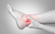 Trẻ thường xuyên đau nhức khớp vào buổi sáng, cảnh báo sớm viêm khớp tự phát