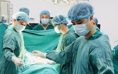 Bác sĩ Bệnh viện Bạch Mai cơ sở Ninh Bình mổ xuyên đêm cứu người đàn ông khỏi liệt