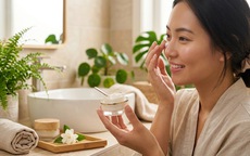 Vì sao nên thoa kem dưỡng mắt vào buổi tối?