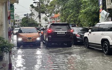 Hải Phòng: Mưa lớn xuyên đêm gây ngập sâu nhiều tuyến phố