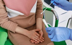 Vì sao phụ nữ tiền mãn kinh dễ bị nhiễm trùng đường tiết niệu?