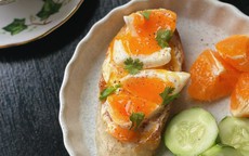 Người tăng axit uric máu cần lưu ý gì khi ăn trứng ngày hè