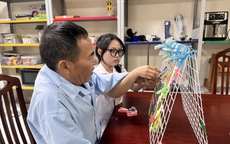 Những người thầy thuốc lặng lẽ níu giữ niềm vui tuổi già