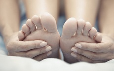 Chân tay lạnh vào mùa hè hãy thử ngay mẹo nhỏ này