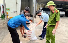 Tài xế chở gần nửa tấn lòng lợn bốc mùi hôi thối đi tiêu thụ