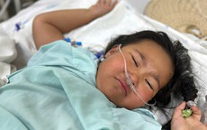 Bé gái 7 tuổi nguy kịch vì bị tường đổ đè trúng người cần sự giúp đỡ để vượt qua ca điều trị nặng
