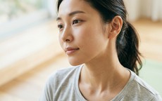 6 bài tập yoga mặt giúp làm săn chắc đường viền hàm