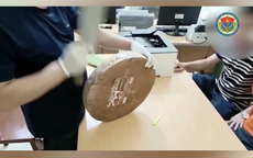 Thủ đoạn tinh vi giấu 2 bánh heroin trong thớt gỗ, clip phá án thu hút hàng triệu lượt xem