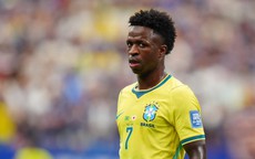 Diện mạo khiến fan suýt không nhận ra của sao bóng đá Brazil sau phẫu thuật cằm
