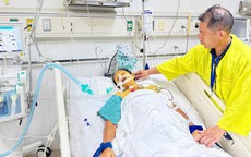 Xót xa gia cảnh mẹ nguy kịch trong phòng hồi sức, con trai bại não mòn mỏi chờ mẹ trở về
