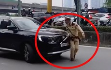 Nghẹt thở khoảnh khắc ô tô lao tới, ủi CSGT rồi tăng ga rời hiện trường