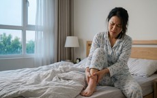 5 bài tập trên giường giúp giảm cứng khớp buổi sáng