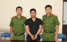 Vận động thành công 2 đối tượng truy nã ra đầu thú