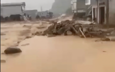 Nước lũ lại cuồn cuộn đổ về Mường Than sau mưa lớn, gây sạt lở, cô lập nhiều tuyến đường