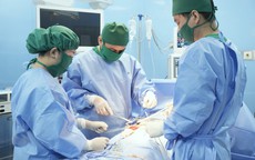 Phẫu thuật thành công ca ung thư trực tràng xâm lấn đa tạng