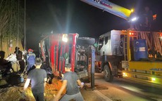 Giải cứu thành công 2 người mắc kẹt trong cabin xe tải bị lật giữa đêm
