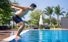 Bơi lội ngày nắng nóng: Cách phòng sốc lạnh khi xuống nước