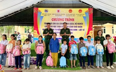Người lính 'quân hàm xanh' mang hàng trăm món quà đến vùng biển bãi ngang