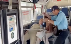 Nữ du khách nước ngoài bất ngờ lả đi trên xe buýt Hà Nội, hành động kịp thời của nhân viên gây xúc động