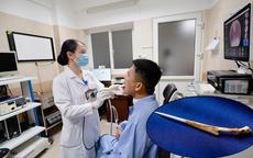 Cố nuốt miếng cơm to để chữa hóc xương, người đàn ông thủng thực quản