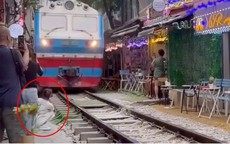 Thót tim khoảnh khắc cô gái bị tàu hỏa hất văng điện thoại ở ‘phố cà phê đường tàu’