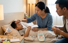 Trẻ sốt đầu năm học: 72 giờ đầu cha mẹ cần theo dõi gì?