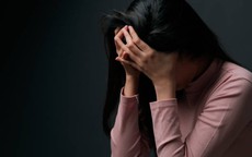 Tiền mãn kinh: Vì sao phụ nữ dễ cáu gắt, mất ngủ, bốc hỏa?