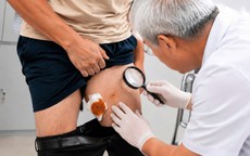 Suýt mang họa vì vô tình uống nước suối khi bơi