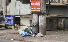 Hà Nội: Bất chấp biển cấm, vỉa hè phố Hoàng Hoa Thám thành bãi rác