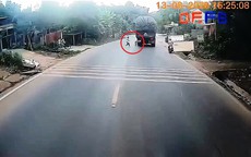 Thót tim khoảnh khắc bé 2 tuổi lao ra đường đúng lúc xe tải lao dốc