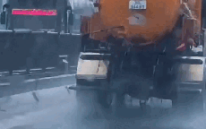 Hà Nội: Tài xế xe bồn để nước thải chảy tràn trên đường Vành đai 3 trên cao bị xử phạt