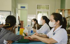 Bác sĩ khám tình nguyện cho dân đảo