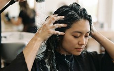 Thường xuyên đổi dầu gội có gây rụng tóc?