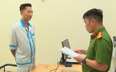Công an tống đạt lệnh bắt bị can để tạm giam Huấn Hoa Hồng