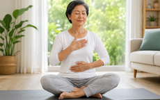 4 lợi ích tiềm năng của yoga với sức khỏe tim mạch sau tuổi 50